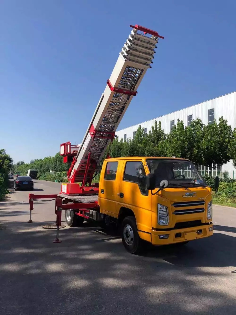 宁波附近的云梯车出租服务：轻松解决高空作业需求